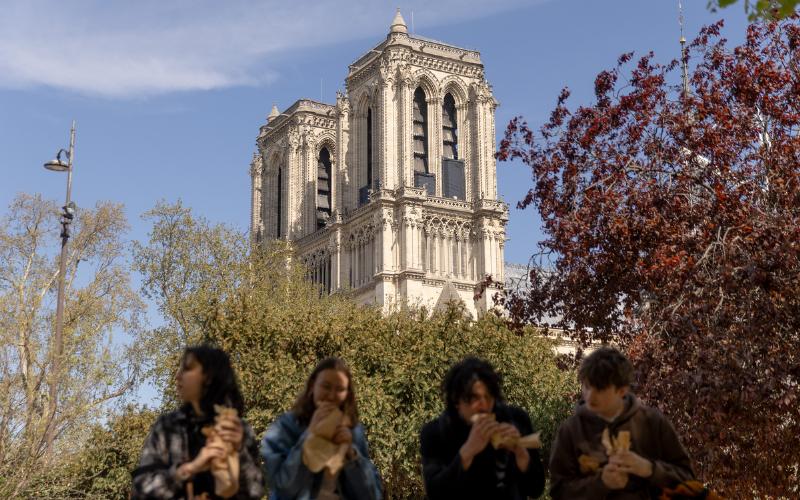 Les vitraux restaurés de Notre-Dame de Paris, prêts à accueillir à nouveau les visiteurs en 2024
